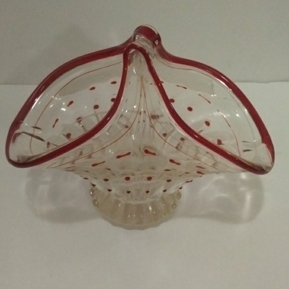 Vintage art glass basket with beautiful details and color